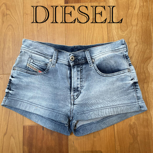 DIESEL(ディーゼル)のDIESEL レディースショートデニムパンツ レディースのパンツ(ショートパンツ)の商品写真