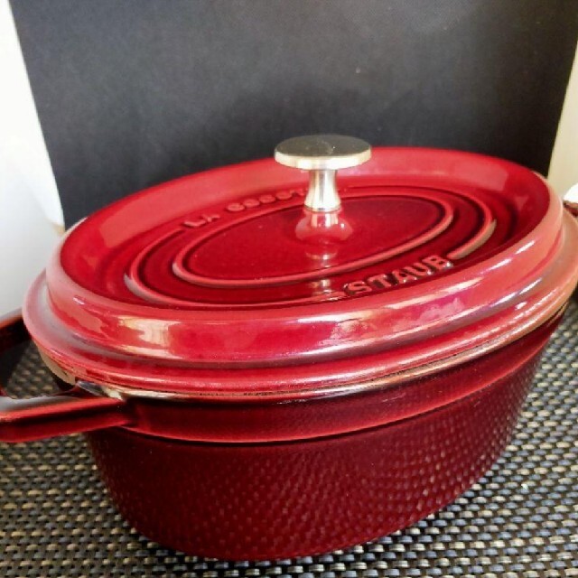 STAUB(ストウブ)の最終お値下げ　staub　ストウブ　オーバル型　グレナデンレッド　23cm インテリア/住まい/日用品のキッチン/食器(鍋/フライパン)の商品写真