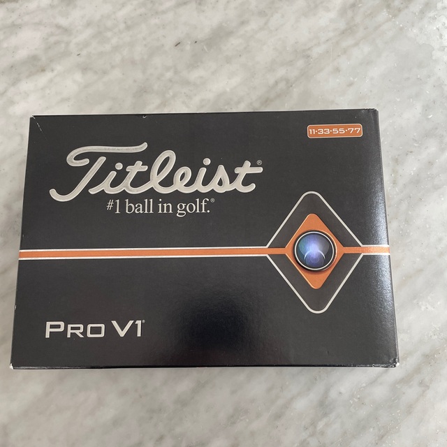 Titleist(タイトリスト)のTitleist PRO V1 2019 年版　白　会社ロゴ入り スポーツ/アウトドアのゴルフ(その他)の商品写真