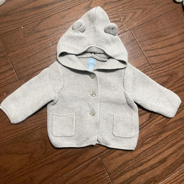 babyGAP(ベビーギャップ)のGAP クマ耳カーディガン　3-6month グレー キッズ/ベビー/マタニティのベビー服(~85cm)(カーディガン/ボレロ)の商品写真