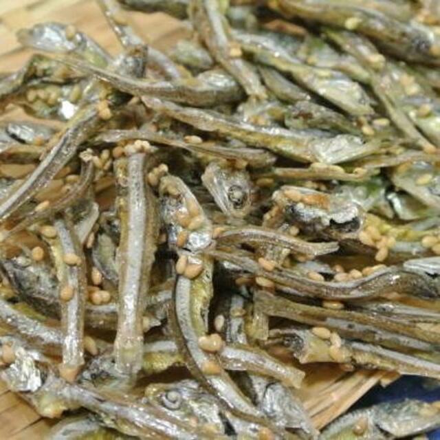 ごまいりこ／送料込(どっさり１ｋｇ)お菓子感覚のごま付き食べる煮干し雑魚珍味♪ 食品/飲料/酒の食品(菓子/デザート)の商品写真