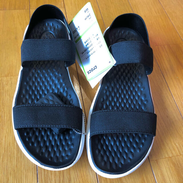 crocs(クロックス)の新品 新素材 クロックス ライトライドサンダル W8 24.5cm程度 レディースの靴/シューズ(サンダル)の商品写真