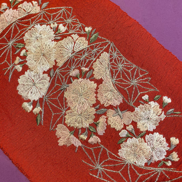 ふりふ(フリフ)の撫松庵　刺繍半衿　定番　桜と麻の葉　アカ レディースの水着/浴衣(和装小物)の商品写真
