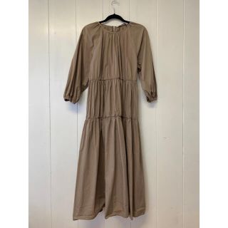 ザラ(ZARA)のZARA ロングワンピース　ベージュ　新品(ロングワンピース/マキシワンピース)