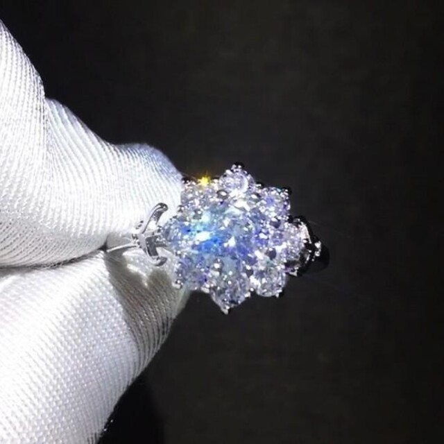 9連ダイヤモンドリング 4ct #プラチナ加工＃ レディースのアクセサリー(リング(指輪))の商品写真