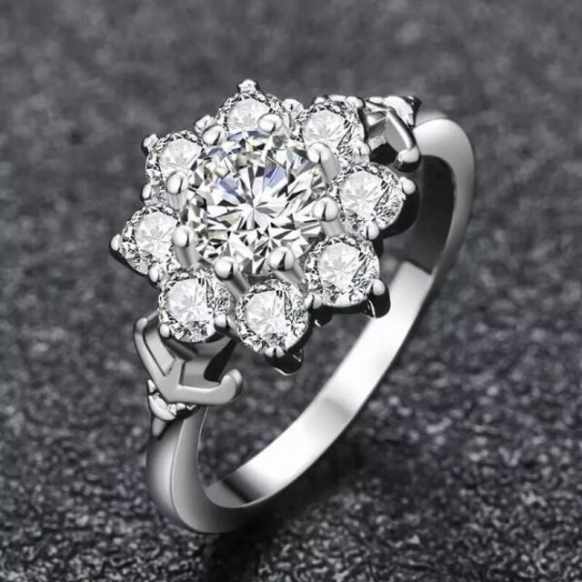 9連ダイヤモンドリング 4ct #プラチナ加工＃ レディースのアクセサリー(リング(指輪))の商品写真