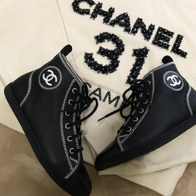 超歓迎された】 CHANEL CHANEL♥️ハイカットスニーカー♥️ブラックレザー×白ステッチ♥️35 スニーカー