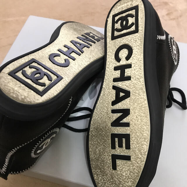 CHANEL(シャネル)のCHANEL♥️ハイカットスニーカー♥️ブラックレザー×白ステッチ♥️35 レディースの靴/シューズ(スニーカー)の商品写真