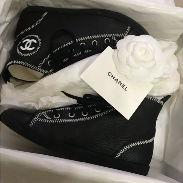 CHANEL(シャネル)のCHANEL♥️ハイカットスニーカー♥️ブラックレザー×白ステッチ♥️35 レディースの靴/シューズ(スニーカー)の商品写真