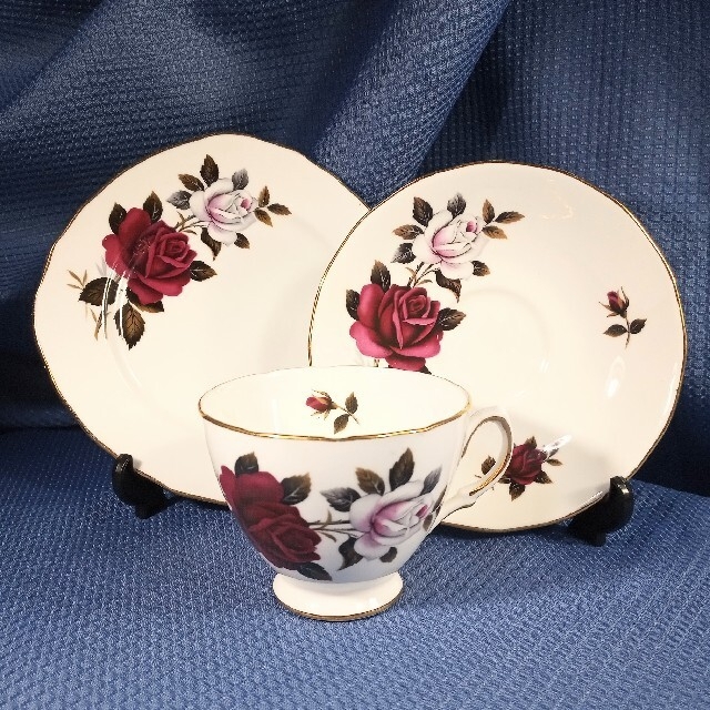 WEDGWOOD(ウェッジウッド)の英国製colclough コルクラフ 金彩amoretta ティートリオ インテリア/住まい/日用品のキッチン/食器(食器)の商品写真