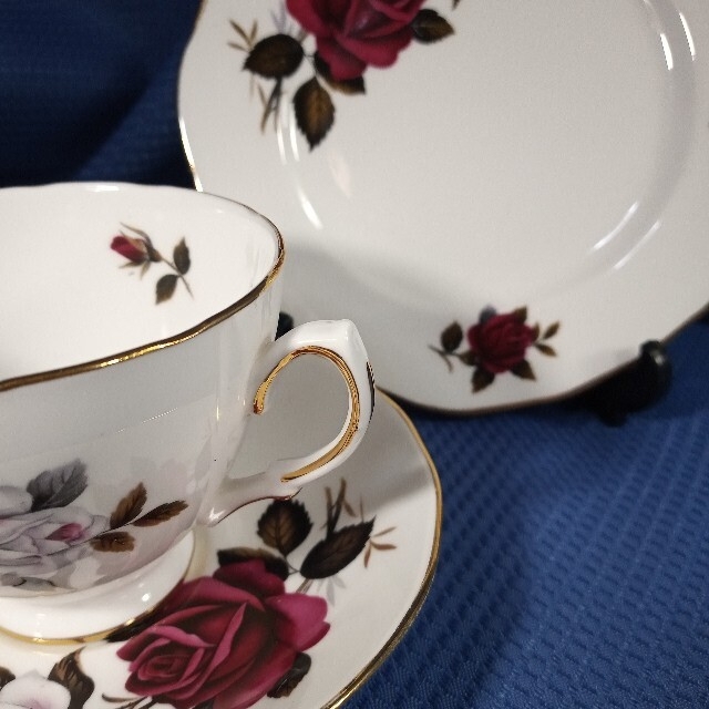 WEDGWOOD(ウェッジウッド)の英国製colclough コルクラフ 金彩amoretta ティートリオ インテリア/住まい/日用品のキッチン/食器(食器)の商品写真