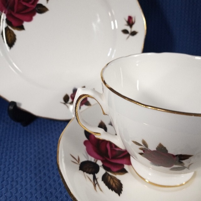 WEDGWOOD(ウェッジウッド)の英国製colclough コルクラフ 金彩amoretta ティートリオ インテリア/住まい/日用品のキッチン/食器(食器)の商品写真