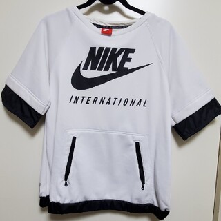 ナイキ(NIKE)のナイキ インターナショナル トップス 白石麻衣着用モデル(カットソー(半袖/袖なし))