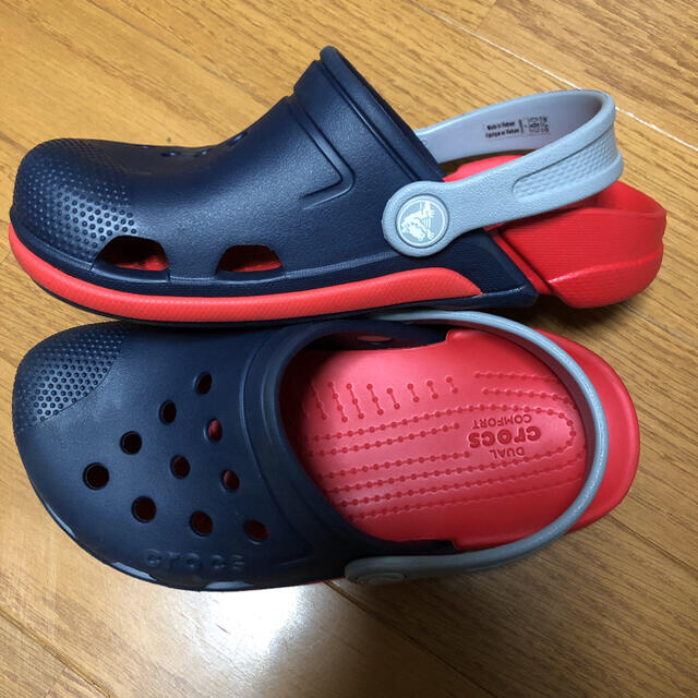 crocs(クロックス)の専用 キッズ/ベビー/マタニティのキッズ靴/シューズ(15cm~)(サンダル)の商品写真