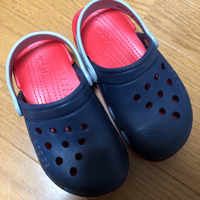 crocs(クロックス)の専用 キッズ/ベビー/マタニティのキッズ靴/シューズ(15cm~)(サンダル)の商品写真