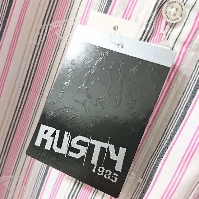 RUSTY(ラスティ)の【レア・新品・未使用・タグ付】RUSTY ラスティー  ストライプ 刺繍 シャツ メンズのトップス(シャツ)の商品写真