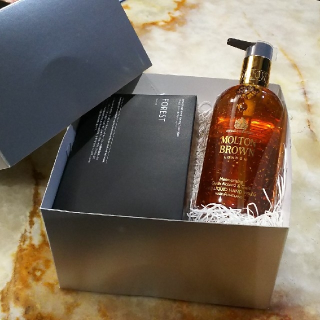 MOLTON BROWN(モルトンブラウン)の未使用☆MOLTON BROWN ハンドウォッシュ&FORESTフレッシュシート コスメ/美容のボディケア(ボディソープ/石鹸)の商品写真