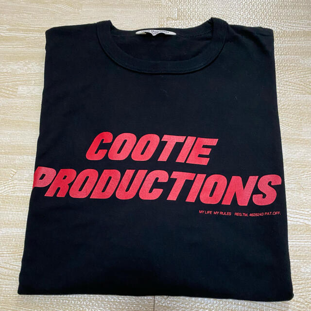 COOTIE(クーティー)のCOOTIE/Print L/S Tee（LOGO）（ブラック/レッド） メンズのトップス(Tシャツ/カットソー(七分/長袖))の商品写真