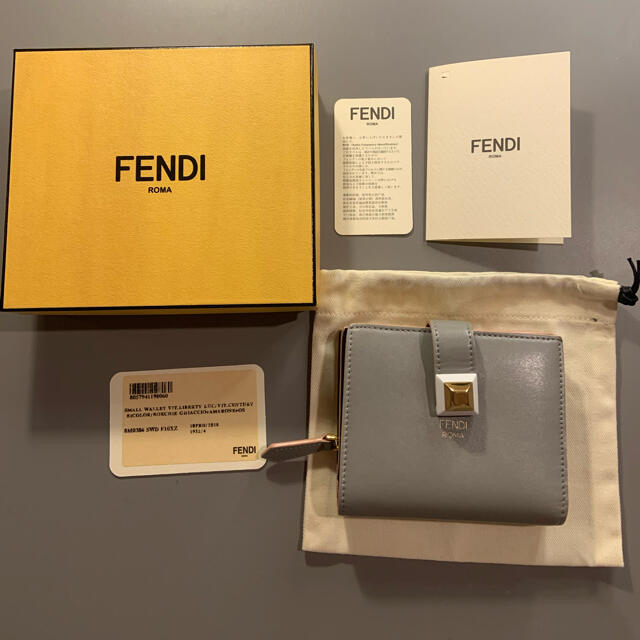 二つ折り財布　FENDI グレー