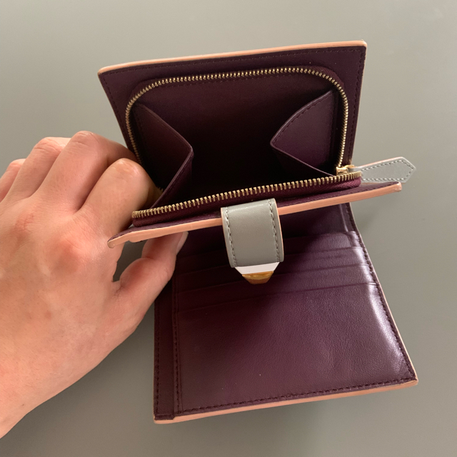 FENDI(フェンディ)の二つ折り財布　FENDI グレー レディースのファッション小物(財布)の商品写真
