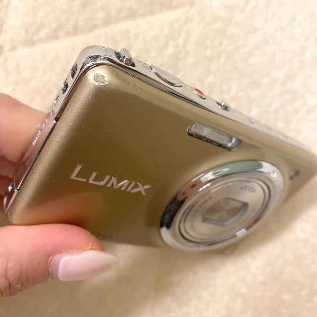 Panasonic(パナソニック)の【充電器なし】LUMIX  DMC-FX77   ゴールド スマホ/家電/カメラのカメラ(コンパクトデジタルカメラ)の商品写真