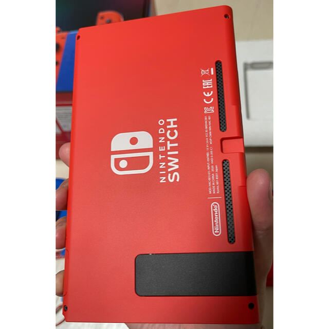 Nintendo Switch(ニンテンドースイッチ)の中古Nintendo Switch マリオ レッド×ブルー セット エンタメ/ホビーのゲームソフト/ゲーム機本体(家庭用ゲーム機本体)の商品写真