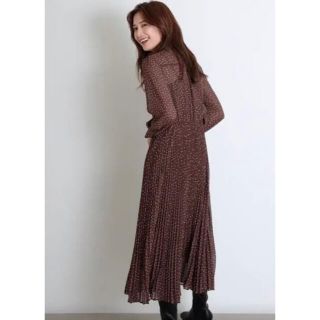 田中みな実さん着用 SNIDEL ボウタイドットシアーワンピース
