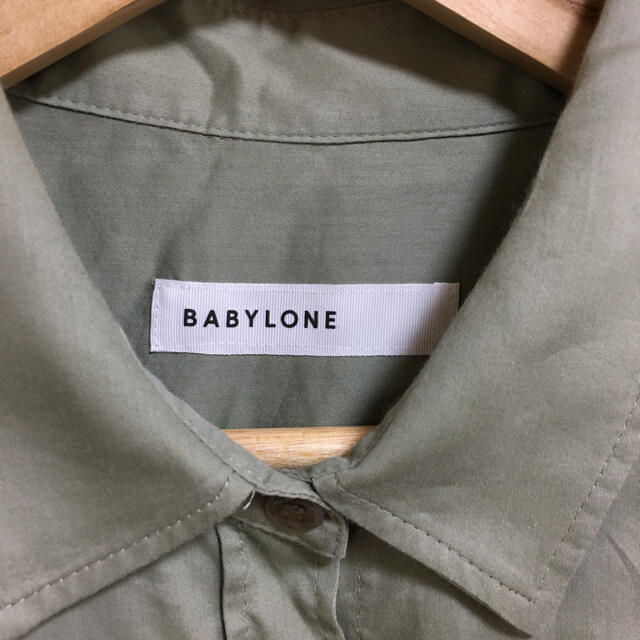 BABYLONE(バビロン)のBABYLONE  バビロン  シャツ  ブラウス  グリーン  サイズ38 レディースのトップス(シャツ/ブラウス(半袖/袖なし))の商品写真