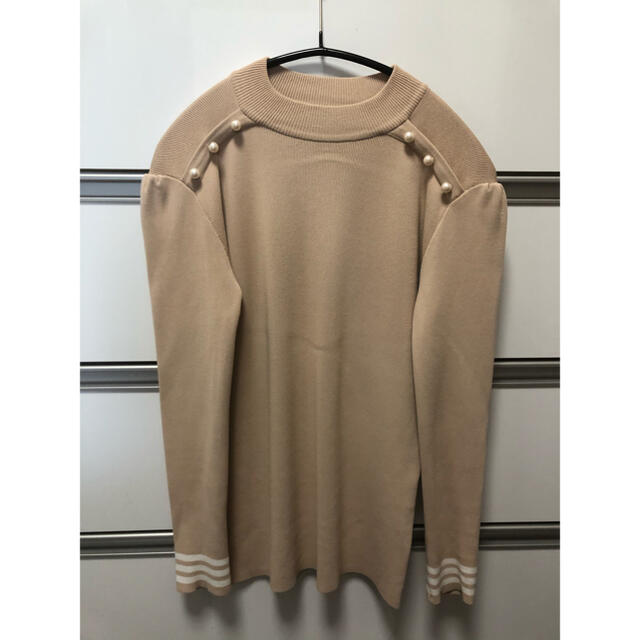 BARNEYS NEW YORK(バーニーズニューヨーク)のBORDERS at BALCONY PEARL TOP BEIGE  レディースのトップス(シャツ/ブラウス(長袖/七分))の商品写真