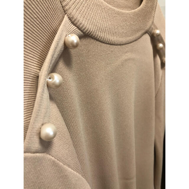 BARNEYS NEW YORK(バーニーズニューヨーク)のBORDERS at BALCONY PEARL TOP BEIGE  レディースのトップス(シャツ/ブラウス(長袖/七分))の商品写真