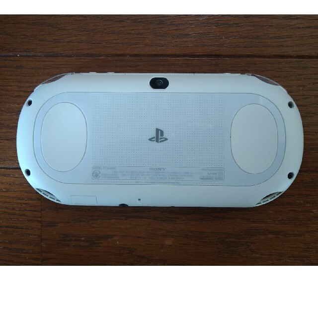 PlayStation Vita(プレイステーションヴィータ)のPSVITA PCH-2000 白 本体＋８GBカード エンタメ/ホビーのゲームソフト/ゲーム機本体(携帯用ゲーム機本体)の商品写真