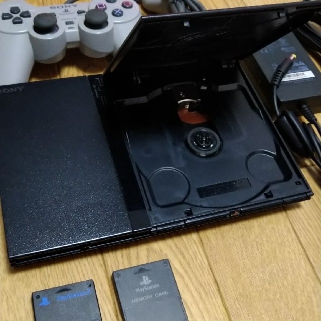 PlayStation2(プレイステーション2)の【SMD様専用】プレイステーション2　本体　メモリーカード エンタメ/ホビーのゲームソフト/ゲーム機本体(家庭用ゲーム機本体)の商品写真