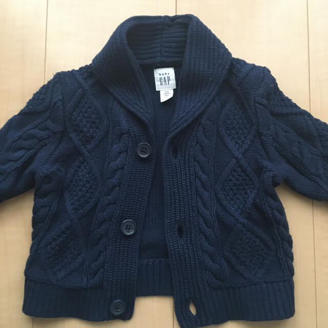 babyGAP(ベビーギャップ)のGAP ネイビーのニットカーディガン キッズ/ベビー/マタニティのベビー服(~85cm)(カーディガン/ボレロ)の商品写真