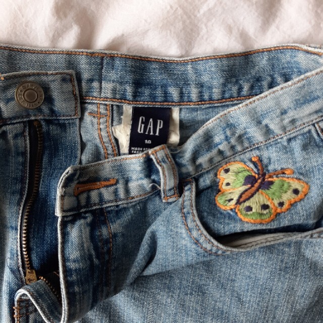 GAP(ギャップ)のGap 刺繍 デニム スカート蝶々 レディースのスカート(ミニスカート)の商品写真