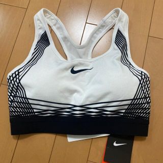 ナイキ(NIKE)のナイキ　スポーツブラ　白　M(トレーニング用品)