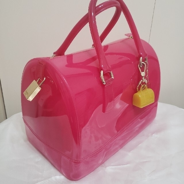 Furla(フルラ)のFURLA　キャンディバッグ　ピンク　チャーム付き レディースのバッグ(ボストンバッグ)の商品写真