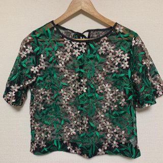 ローズバッド(ROSE BUD)の美品！　ローズバッド　トップス　花柄(カットソー(半袖/袖なし))