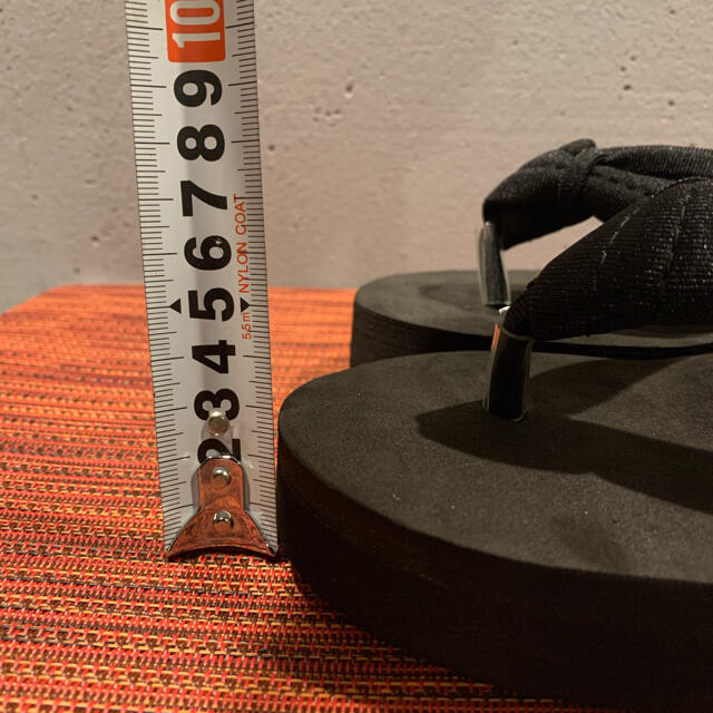 ピーチサンダル　厚底サンダル　黒　23.0cm レディースの靴/シューズ(サンダル)の商品写真