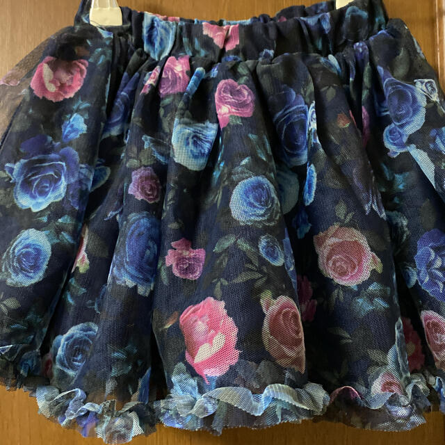 H&M(エイチアンドエム)の超美品H&Mの薔薇柄のチュールスカートサイズ110 キッズ/ベビー/マタニティのキッズ服女の子用(90cm~)(スカート)の商品写真