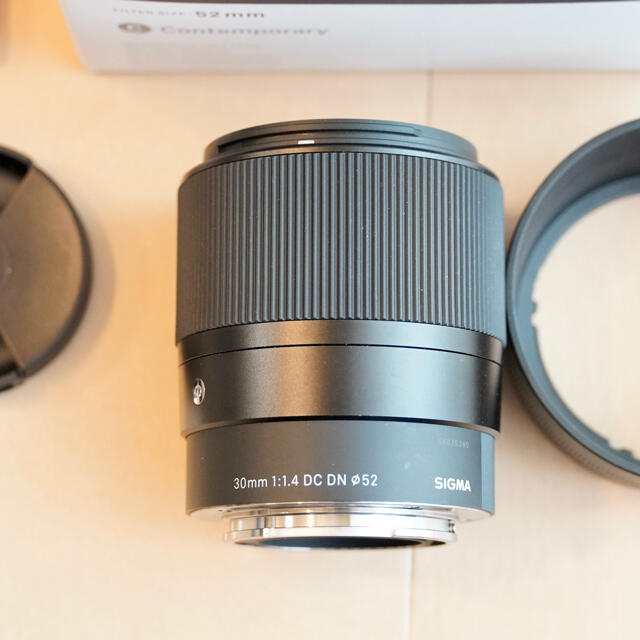 SIGMA(シグマ)のうっちー様専用30mm f1.4 DC DN SONY Eマウント　eマウント用 スマホ/家電/カメラのカメラ(レンズ(単焦点))の商品写真