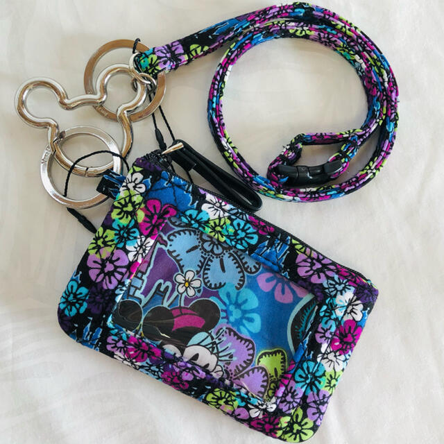 Vera Bradley(ヴェラブラッドリー)のVera Bradley Disney ID ケース + ストラップ① レディースのファッション小物(名刺入れ/定期入れ)の商品写真