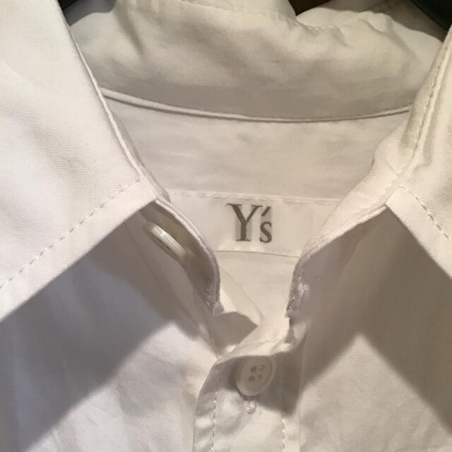 Y's(ワイズ)のぬんぴょう様専用　新品未使用品　Y,s  デザイン　シャツブラウス　ホワイト レディースのトップス(シャツ/ブラウス(半袖/袖なし))の商品写真
