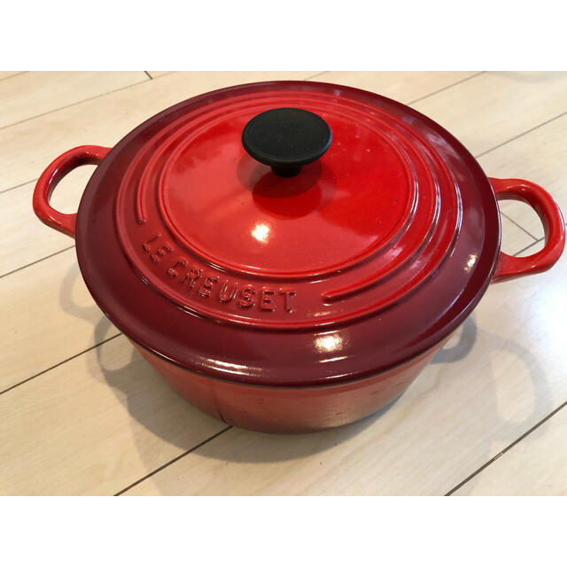 LE CREUSET(ルクルーゼ)のル・クルーゼ 鍋 22センチ レッド インテリア/住まい/日用品のキッチン/食器(鍋/フライパン)の商品写真