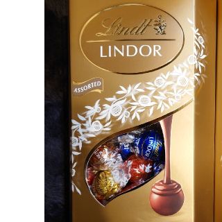 リンツ(Lindt)のリンツリンドール　チョコレート　バラ売り　24個　4種アソート(菓子/デザート)