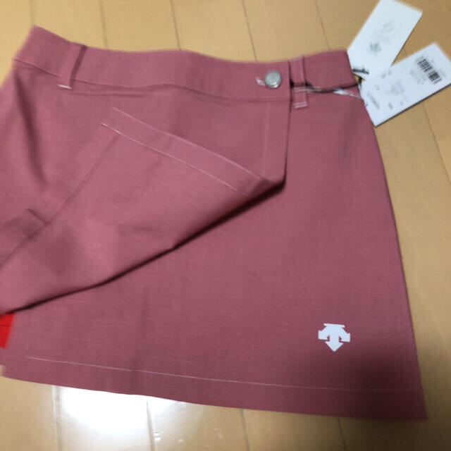DESCENTE(デサント)のDESCENTEレディース 韓国スカート  XSサイズ新品 スポーツ/アウトドアのゴルフ(ウエア)の商品写真
