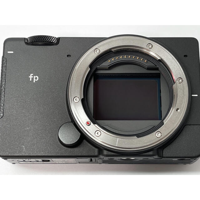 SIGMA(シグマ)の【中古/保証有】SIGMA fp (シグマfp) グリップ/レリーズ付 スマホ/家電/カメラのカメラ(ミラーレス一眼)の商品写真