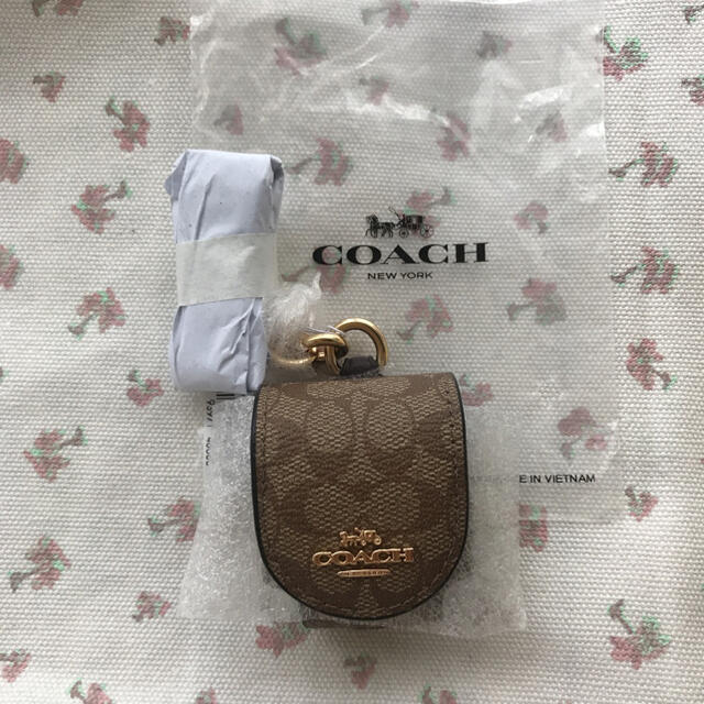 COACH(コーチ)の新品未使用　COACH AirPods イヤホンケース、チャーム、キーホルダー スマホ/家電/カメラのオーディオ機器(ヘッドフォン/イヤフォン)の商品写真