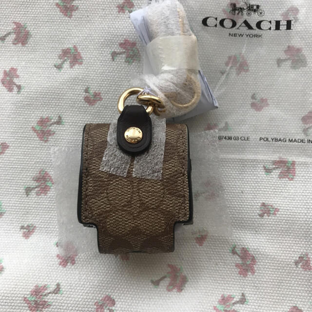 COACH(コーチ)の新品未使用　COACH AirPods イヤホンケース、チャーム、キーホルダー スマホ/家電/カメラのオーディオ機器(ヘッドフォン/イヤフォン)の商品写真