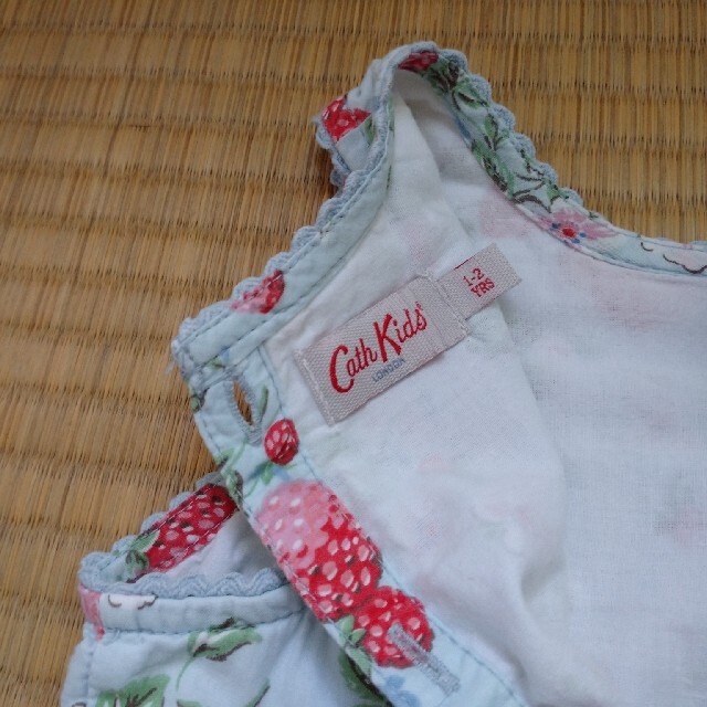 Cath Kidston(キャスキッドソン)のキャス・キッドソン イチゴ ワンピース 1-2years キッズ/ベビー/マタニティのキッズ服女の子用(90cm~)(ワンピース)の商品写真