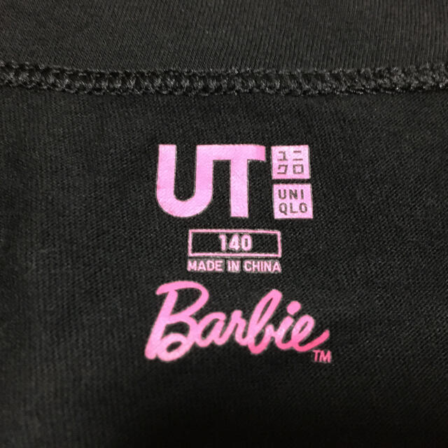 UNIQLO(ユニクロ)のUNIQLO✖️Barbie  黒Ｔシャツ&水色ギンガムチェックレギンス キッズ/ベビー/マタニティのキッズ服女の子用(90cm~)(Tシャツ/カットソー)の商品写真